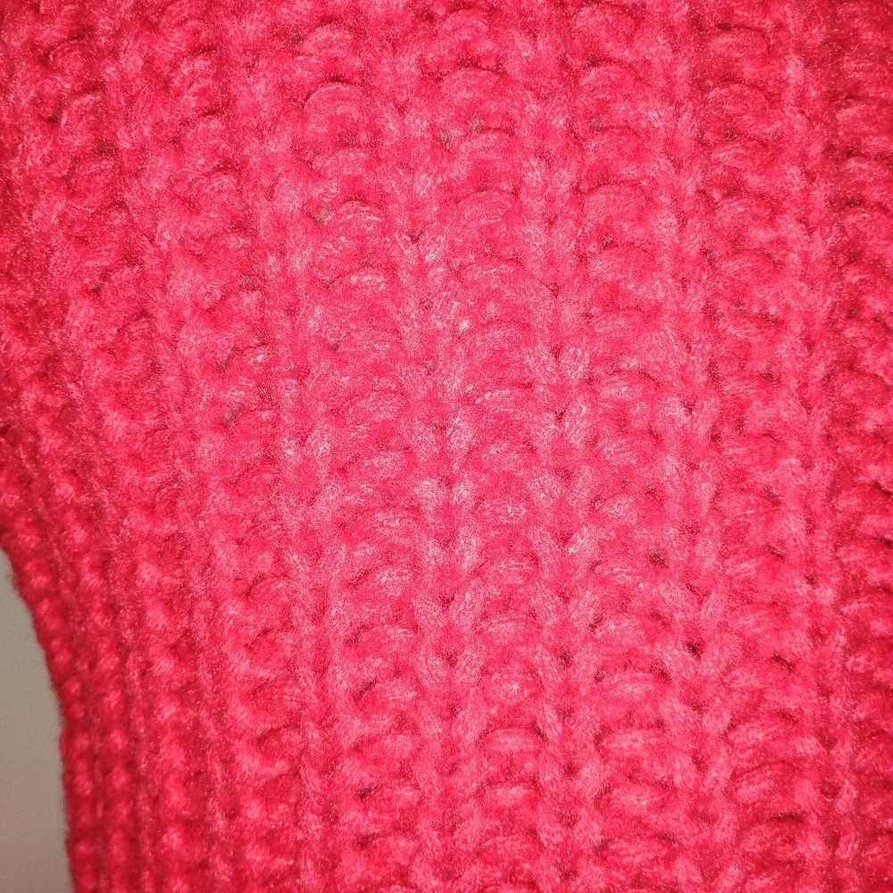 RETRO RED SWEATER VEST - Picture 4 of 6
